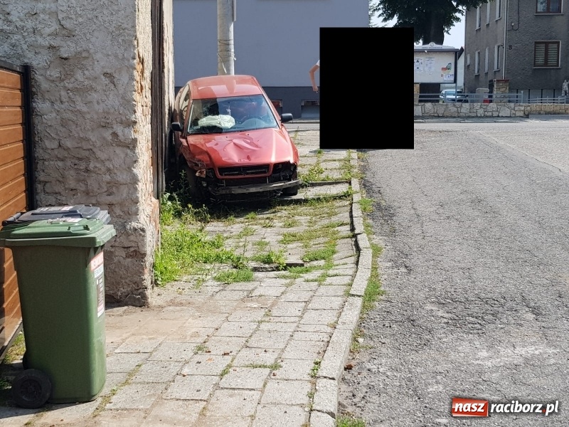 Zdjęcie w galerii na portalu naszraciborz.pl: 18-letni kierowca audi wjechał w stodołę w Krzanowicach  wiadomości z regionu