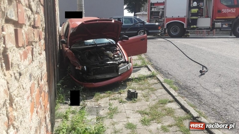 Zdjęcie w galerii na portalu naszraciborz.pl: 18-letni kierowca audi wjechał w stodołę w Krzanowicach  wiadomości z regionu