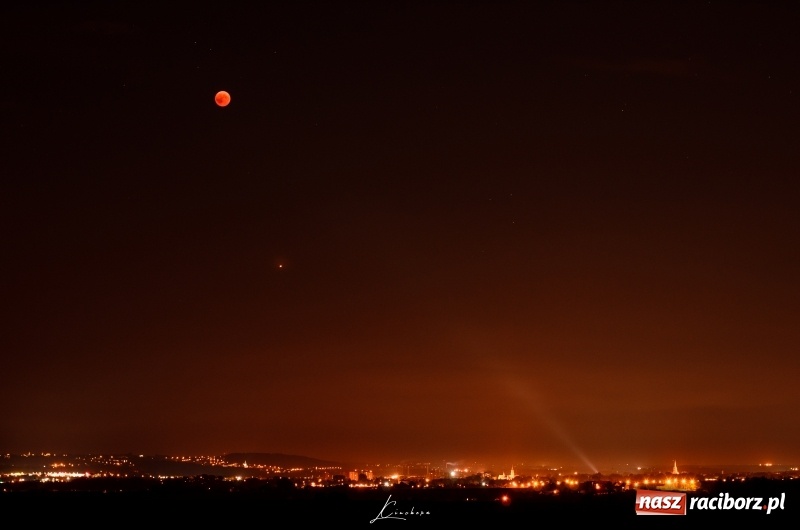 Zdjęcie w galerii na portalu naszraciborz.pl: Fantastyczne ujęcia pełni Księżyca i wielkiej opozycji Marsa nad Raciborzem  wiadomości z regionu