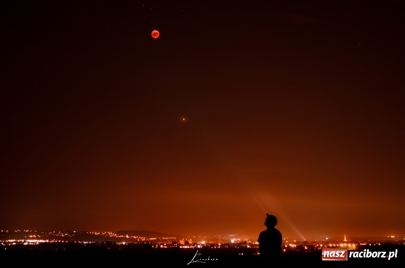 Zdjęcie w galerii na portalu naszraciborz.pl: Fantastyczne ujęcia pełni Księżyca i wielkiej opozycji Marsa nad Raciborzem  wiadomości z regionu