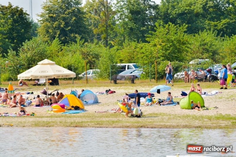 Zdjęcie w galerii na portalu naszraciborz.pl: Kuźnia Raciborska szuka ochłody na Wodniku  wiadomości z regionu