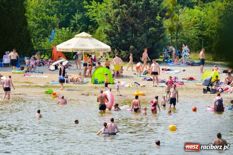 Zdjęcie w galerii na portalu naszraciborz.pl: Kuźnia Raciborska szuka ochłody na Wodniku  wiadomości z regionu