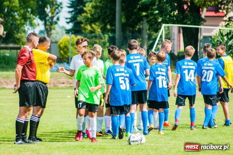 Zdjęcie w galerii na portalu naszraciborz.pl: Piłkarskie zmagania trampkarzy i seniorów, czyli sportowy festyn w Krzanowicach wiadomości z regionu