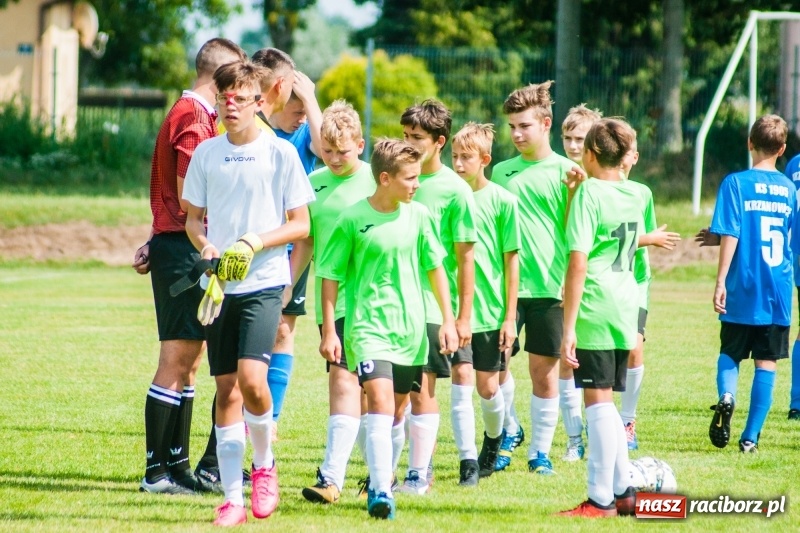 Zdjęcie w galerii na portalu naszraciborz.pl: Piłkarskie zmagania trampkarzy i seniorów, czyli sportowy festyn w Krzanowicach wiadomości z regionu
