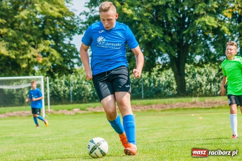 Zdjęcie w galerii na portalu naszraciborz.pl: Piłkarskie zmagania trampkarzy i seniorów, czyli sportowy festyn w Krzanowicach wiadomości z regionu