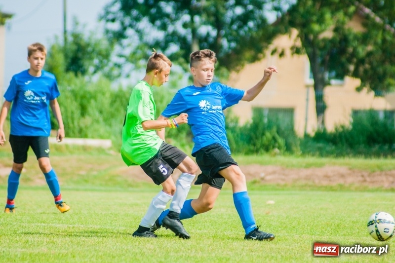 Zdjęcie w galerii na portalu naszraciborz.pl: Piłkarskie zmagania trampkarzy i seniorów, czyli sportowy festyn w Krzanowicach wiadomości z regionu