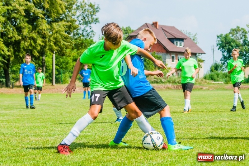 Zdjęcie w galerii na portalu naszraciborz.pl: Piłkarskie zmagania trampkarzy i seniorów, czyli sportowy festyn w Krzanowicach wiadomości z regionu