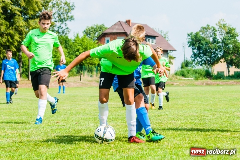Zdjęcie w galerii na portalu naszraciborz.pl: Piłkarskie zmagania trampkarzy i seniorów, czyli sportowy festyn w Krzanowicach wiadomości z regionu