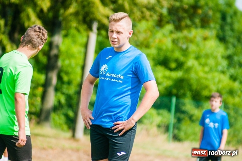 Zdjęcie w galerii na portalu naszraciborz.pl: Piłkarskie zmagania trampkarzy i seniorów, czyli sportowy festyn w Krzanowicach wiadomości z regionu