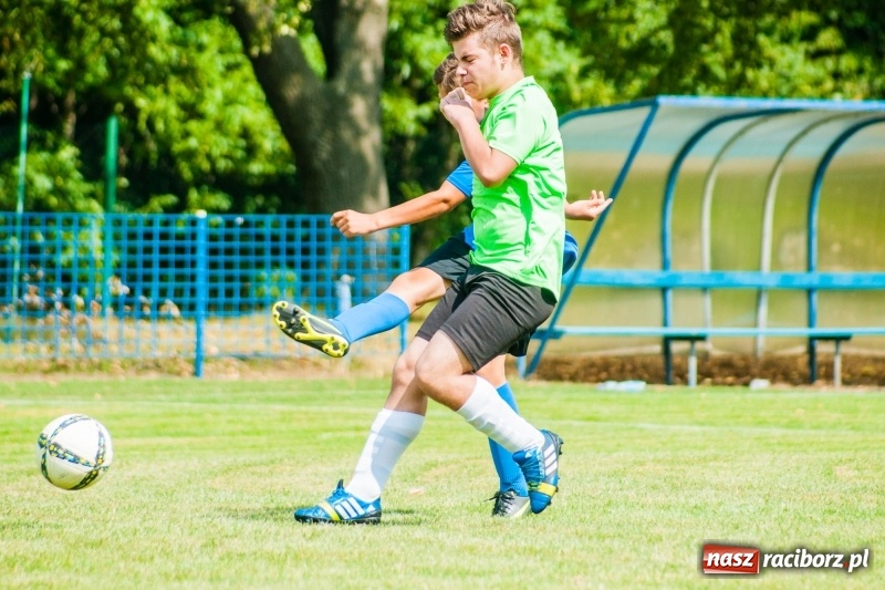 Zdjęcie w galerii na portalu naszraciborz.pl: Piłkarskie zmagania trampkarzy i seniorów, czyli sportowy festyn w Krzanowicach wiadomości z regionu