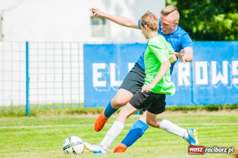 Zdjęcie w galerii na portalu naszraciborz.pl: Piłkarskie zmagania trampkarzy i seniorów, czyli sportowy festyn w Krzanowicach wiadomości z regionu