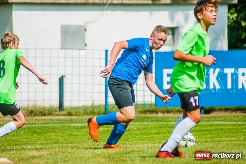 Zdjęcie w galerii na portalu naszraciborz.pl: Piłkarskie zmagania trampkarzy i seniorów, czyli sportowy festyn w Krzanowicach wiadomości z regionu