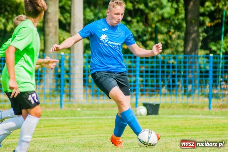 Zdjęcie w galerii na portalu naszraciborz.pl: Piłkarskie zmagania trampkarzy i seniorów, czyli sportowy festyn w Krzanowicach wiadomości z regionu
