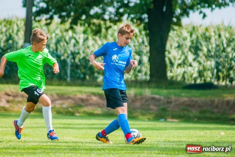 Zdjęcie w galerii na portalu naszraciborz.pl: Piłkarskie zmagania trampkarzy i seniorów, czyli sportowy festyn w Krzanowicach wiadomości z regionu