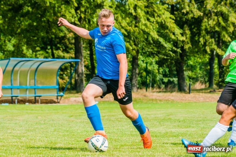 Zdjęcie w galerii na portalu naszraciborz.pl: Piłkarskie zmagania trampkarzy i seniorów, czyli sportowy festyn w Krzanowicach wiadomości z regionu