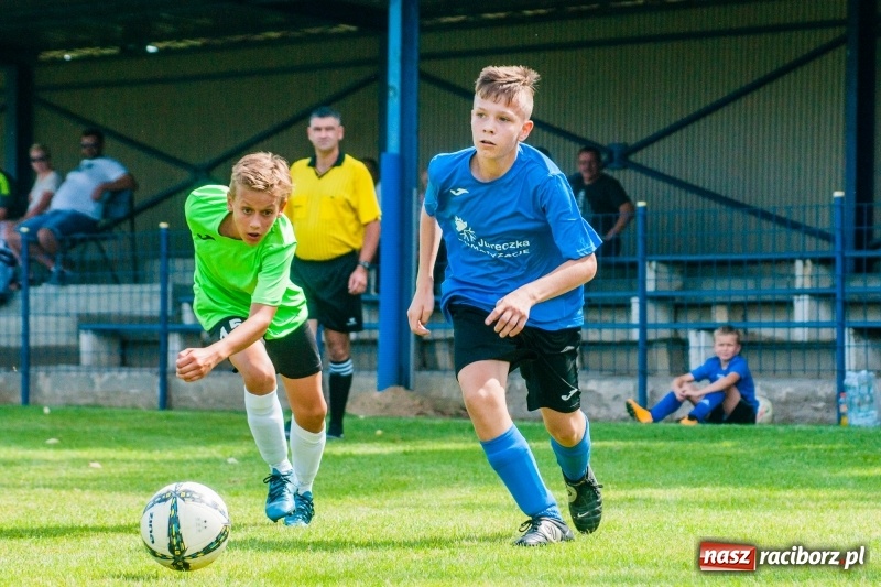 Zdjęcie w galerii na portalu naszraciborz.pl: Piłkarskie zmagania trampkarzy i seniorów, czyli sportowy festyn w Krzanowicach wiadomości z regionu