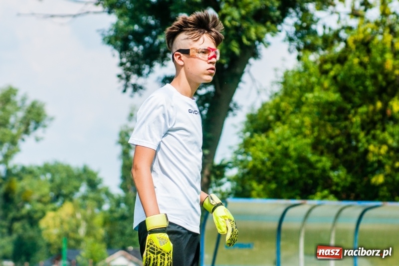 Zdjęcie w galerii na portalu naszraciborz.pl: Piłkarskie zmagania trampkarzy i seniorów, czyli sportowy festyn w Krzanowicach wiadomości z regionu