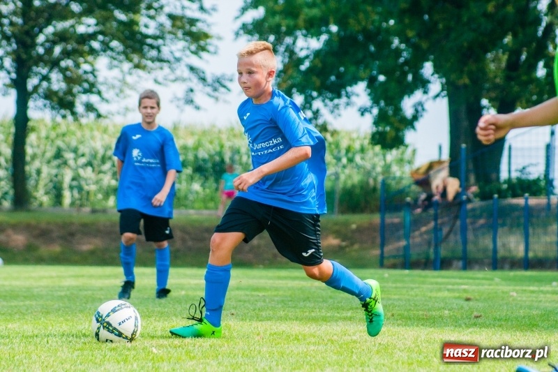Zdjęcie w galerii na portalu naszraciborz.pl: Piłkarskie zmagania trampkarzy i seniorów, czyli sportowy festyn w Krzanowicach wiadomości z regionu