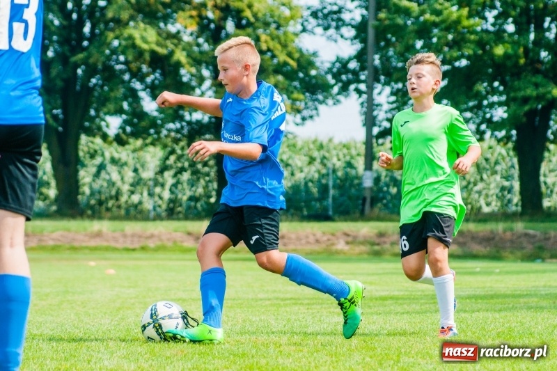 Zdjęcie w galerii na portalu naszraciborz.pl: Piłkarskie zmagania trampkarzy i seniorów, czyli sportowy festyn w Krzanowicach wiadomości z regionu