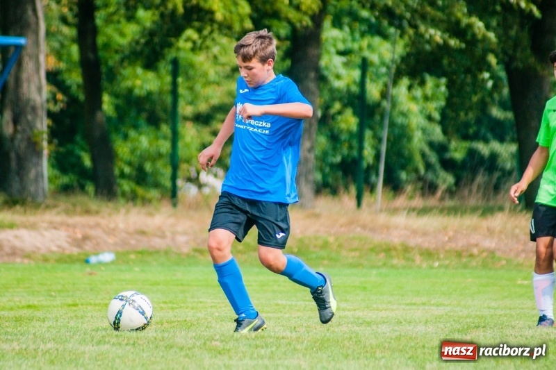 Zdjęcie w galerii na portalu naszraciborz.pl: Piłkarskie zmagania trampkarzy i seniorów, czyli sportowy festyn w Krzanowicach wiadomości z regionu