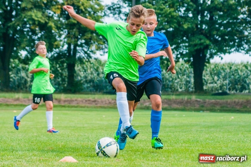 Zdjęcie w galerii na portalu naszraciborz.pl: Piłkarskie zmagania trampkarzy i seniorów, czyli sportowy festyn w Krzanowicach wiadomości z regionu