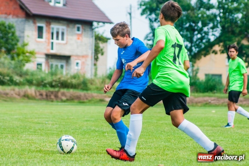 Zdjęcie w galerii na portalu naszraciborz.pl: Piłkarskie zmagania trampkarzy i seniorów, czyli sportowy festyn w Krzanowicach wiadomości z regionu