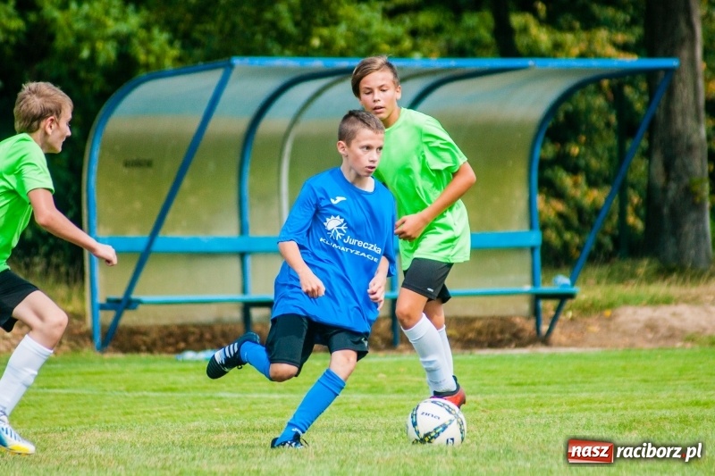 Zdjęcie w galerii na portalu naszraciborz.pl: Piłkarskie zmagania trampkarzy i seniorów, czyli sportowy festyn w Krzanowicach wiadomości z regionu