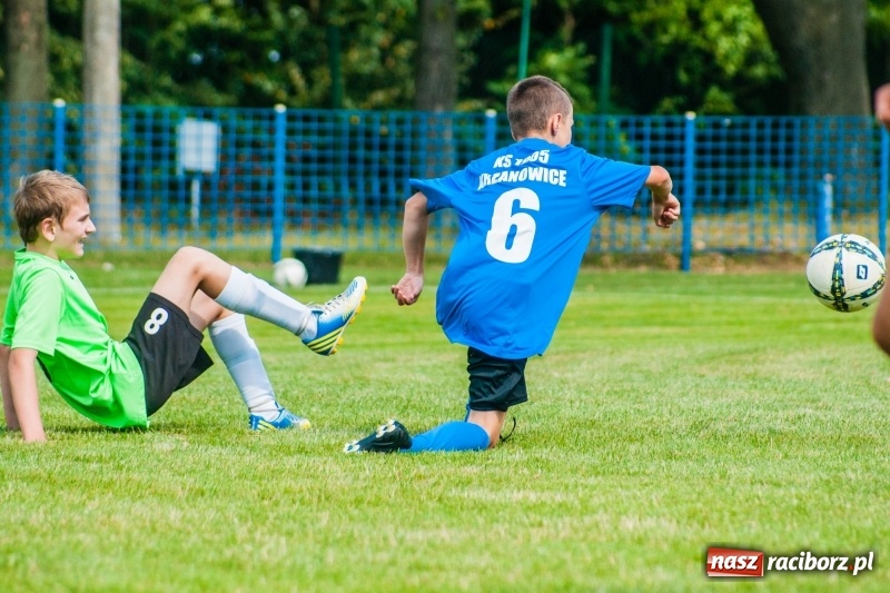 Zdjęcie w galerii na portalu naszraciborz.pl: Piłkarskie zmagania trampkarzy i seniorów, czyli sportowy festyn w Krzanowicach wiadomości z regionu