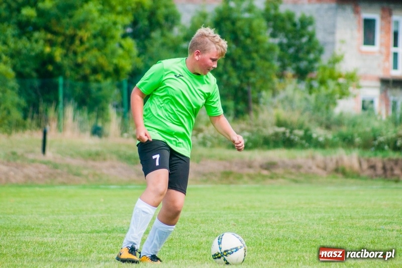 Zdjęcie w galerii na portalu naszraciborz.pl: Piłkarskie zmagania trampkarzy i seniorów, czyli sportowy festyn w Krzanowicach wiadomości z regionu