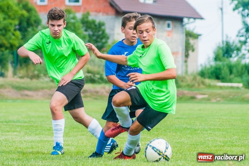 Zdjęcie w galerii na portalu naszraciborz.pl: Piłkarskie zmagania trampkarzy i seniorów, czyli sportowy festyn w Krzanowicach wiadomości z regionu