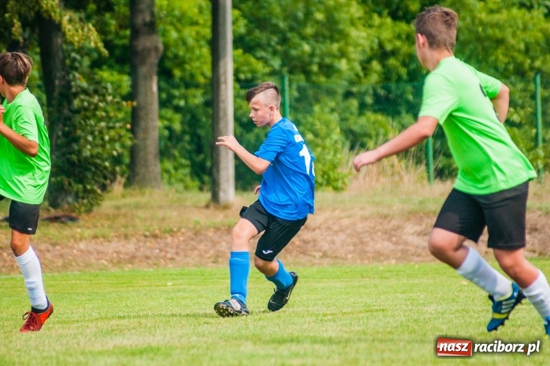 Zdjęcie w galerii na portalu naszraciborz.pl: Piłkarskie zmagania trampkarzy i seniorów, czyli sportowy festyn w Krzanowicach wiadomości z regionu