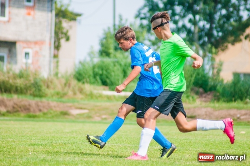 Zdjęcie w galerii na portalu naszraciborz.pl: Piłkarskie zmagania trampkarzy i seniorów, czyli sportowy festyn w Krzanowicach wiadomości z regionu