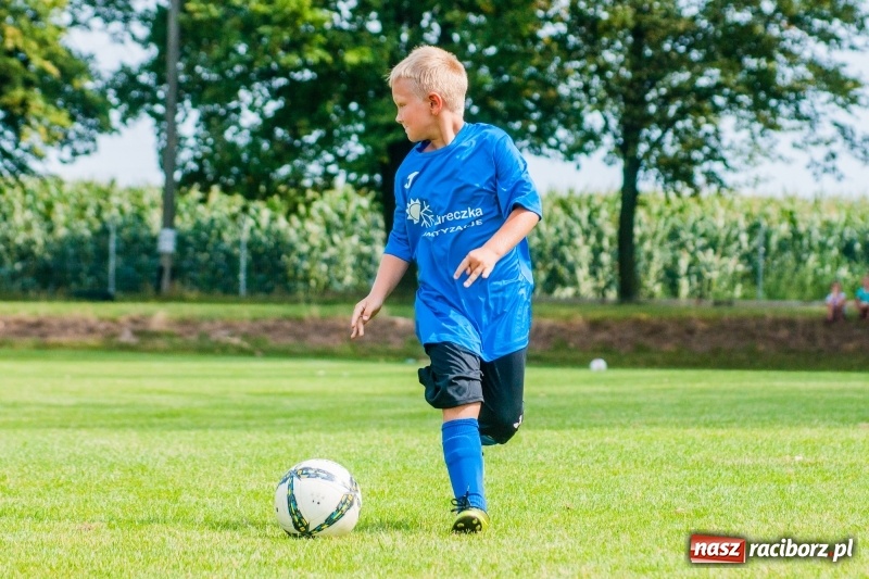 Zdjęcie w galerii na portalu naszraciborz.pl: Piłkarskie zmagania trampkarzy i seniorów, czyli sportowy festyn w Krzanowicach wiadomości z regionu
