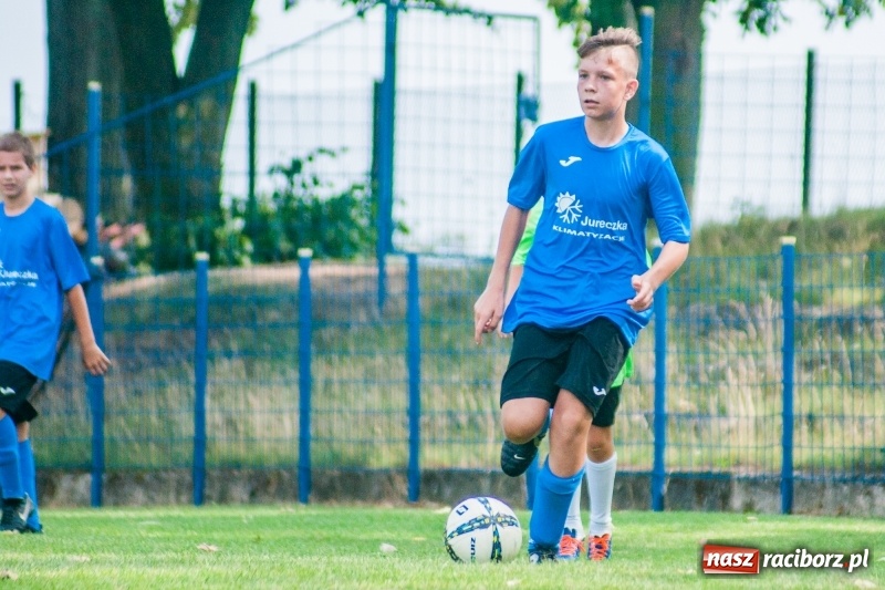 Zdjęcie w galerii na portalu naszraciborz.pl: Piłkarskie zmagania trampkarzy i seniorów, czyli sportowy festyn w Krzanowicach wiadomości z regionu