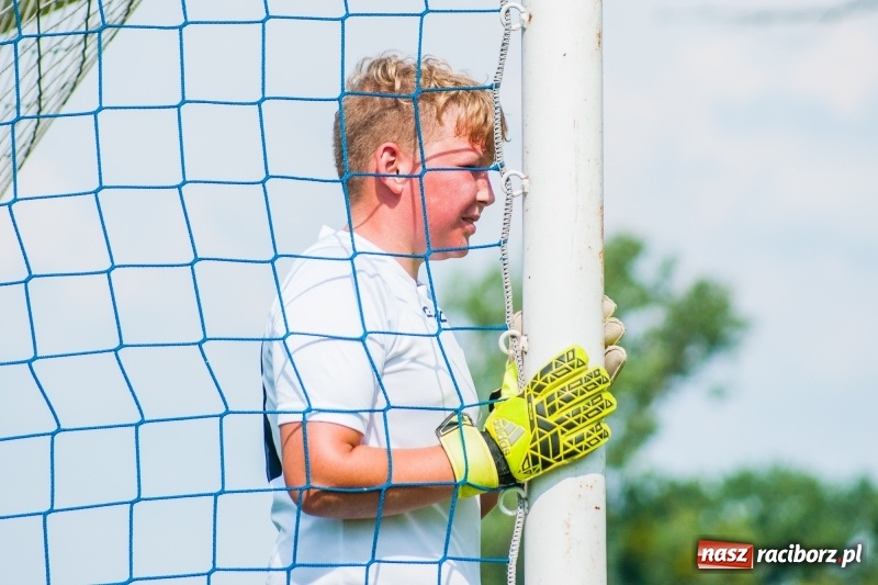 Zdjęcie w galerii na portalu naszraciborz.pl: Piłkarskie zmagania trampkarzy i seniorów, czyli sportowy festyn w Krzanowicach wiadomości z regionu