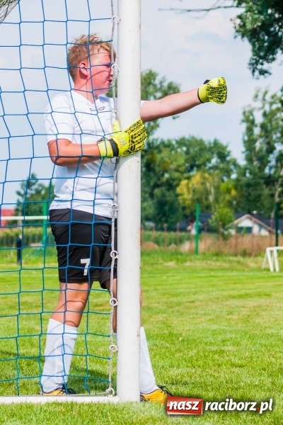 Zdjęcie w galerii na portalu naszraciborz.pl: Piłkarskie zmagania trampkarzy i seniorów, czyli sportowy festyn w Krzanowicach wiadomości z regionu