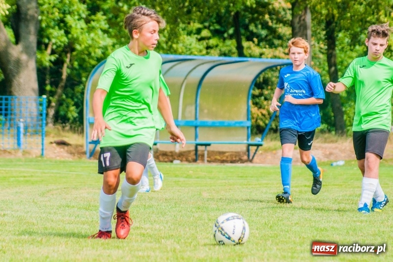 Zdjęcie w galerii na portalu naszraciborz.pl: Piłkarskie zmagania trampkarzy i seniorów, czyli sportowy festyn w Krzanowicach wiadomości z regionu