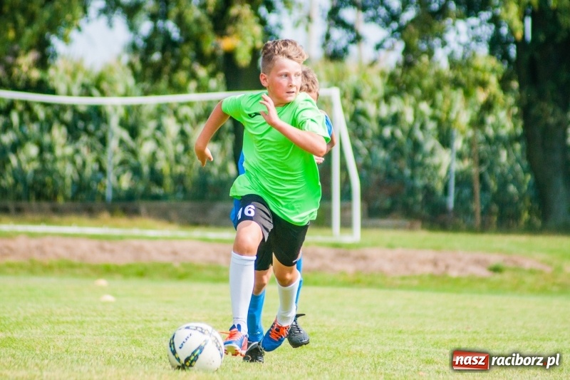 Zdjęcie w galerii na portalu naszraciborz.pl: Piłkarskie zmagania trampkarzy i seniorów, czyli sportowy festyn w Krzanowicach wiadomości z regionu