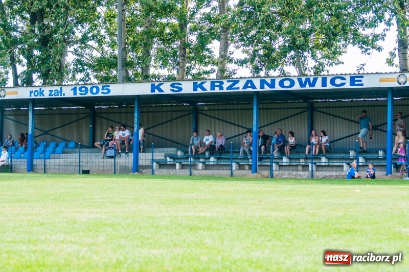 Zdjęcie w galerii na portalu naszraciborz.pl: Piłkarskie zmagania trampkarzy i seniorów, czyli sportowy festyn w Krzanowicach wiadomości z regionu