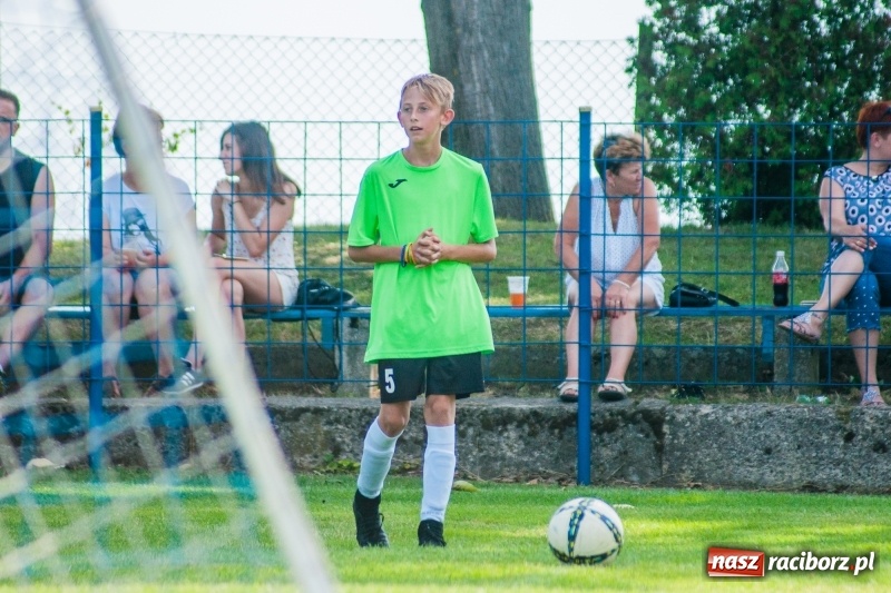 Zdjęcie w galerii na portalu naszraciborz.pl: Piłkarskie zmagania trampkarzy i seniorów, czyli sportowy festyn w Krzanowicach wiadomości z regionu