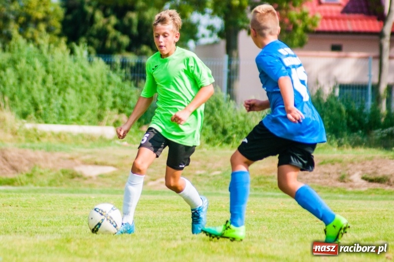 Zdjęcie w galerii na portalu naszraciborz.pl: Piłkarskie zmagania trampkarzy i seniorów, czyli sportowy festyn w Krzanowicach wiadomości z regionu