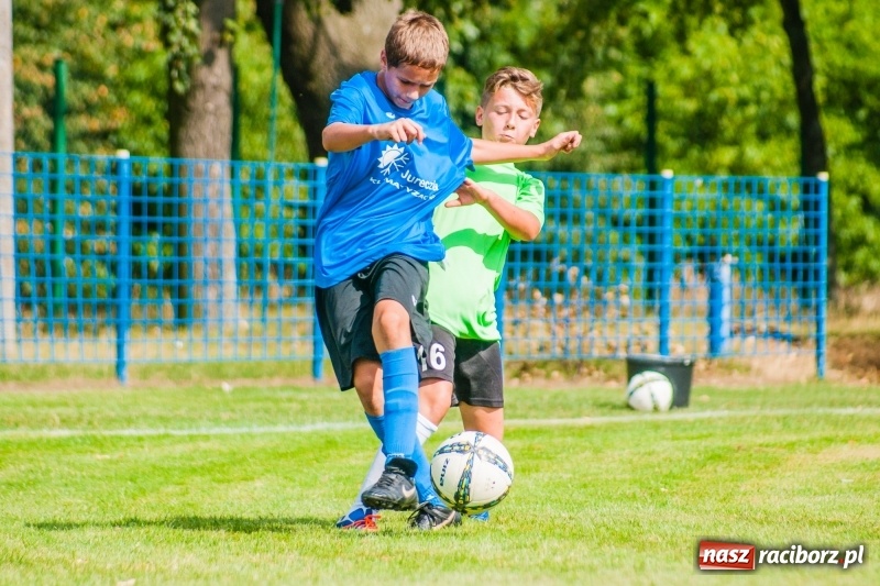 Zdjęcie w galerii na portalu naszraciborz.pl: Piłkarskie zmagania trampkarzy i seniorów, czyli sportowy festyn w Krzanowicach wiadomości z regionu