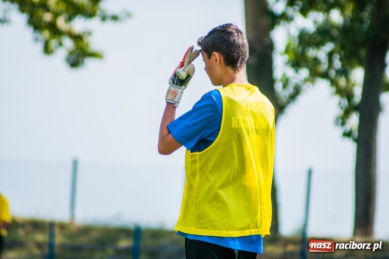 Zdjęcie w galerii na portalu naszraciborz.pl: Piłkarskie zmagania trampkarzy i seniorów, czyli sportowy festyn w Krzanowicach wiadomości z regionu