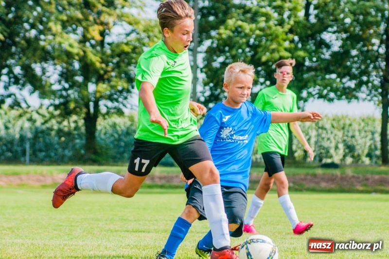 Zdjęcie w galerii na portalu naszraciborz.pl: Piłkarskie zmagania trampkarzy i seniorów, czyli sportowy festyn w Krzanowicach wiadomości z regionu