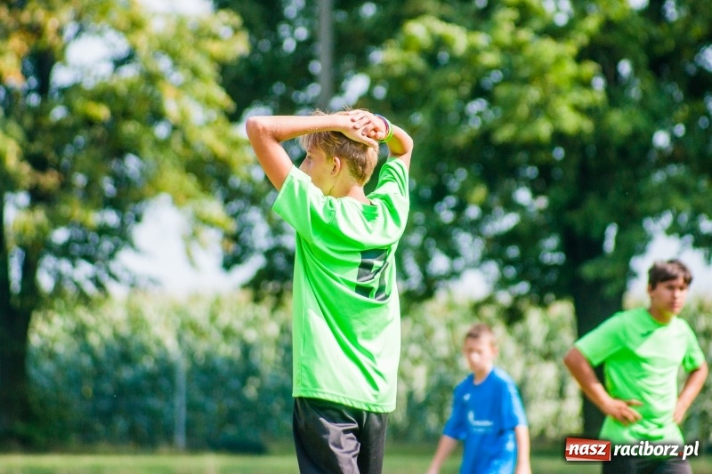 Zdjęcie w galerii na portalu naszraciborz.pl: Piłkarskie zmagania trampkarzy i seniorów, czyli sportowy festyn w Krzanowicach wiadomości z regionu