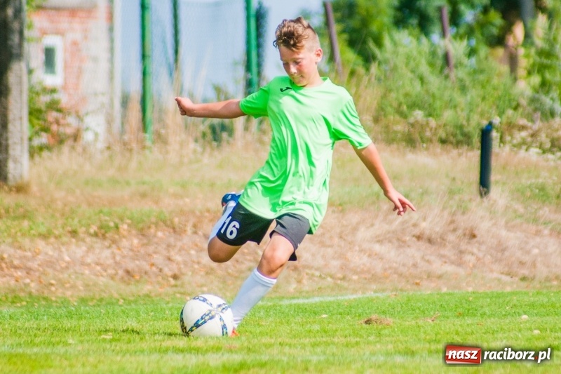 Zdjęcie w galerii na portalu naszraciborz.pl: Piłkarskie zmagania trampkarzy i seniorów, czyli sportowy festyn w Krzanowicach wiadomości z regionu