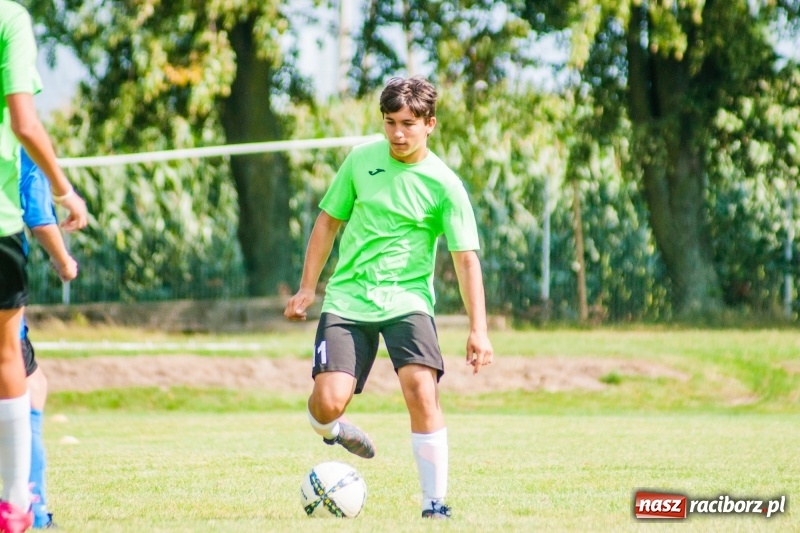 Zdjęcie w galerii na portalu naszraciborz.pl: Piłkarskie zmagania trampkarzy i seniorów, czyli sportowy festyn w Krzanowicach wiadomości z regionu
