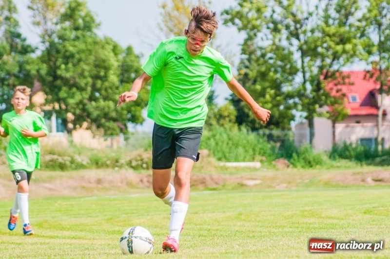 Zdjęcie w galerii na portalu naszraciborz.pl: Piłkarskie zmagania trampkarzy i seniorów, czyli sportowy festyn w Krzanowicach wiadomości z regionu