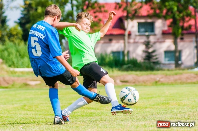 Zdjęcie w galerii na portalu naszraciborz.pl: Piłkarskie zmagania trampkarzy i seniorów, czyli sportowy festyn w Krzanowicach wiadomości z regionu