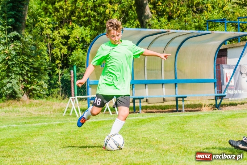 Zdjęcie w galerii na portalu naszraciborz.pl: Piłkarskie zmagania trampkarzy i seniorów, czyli sportowy festyn w Krzanowicach wiadomości z regionu